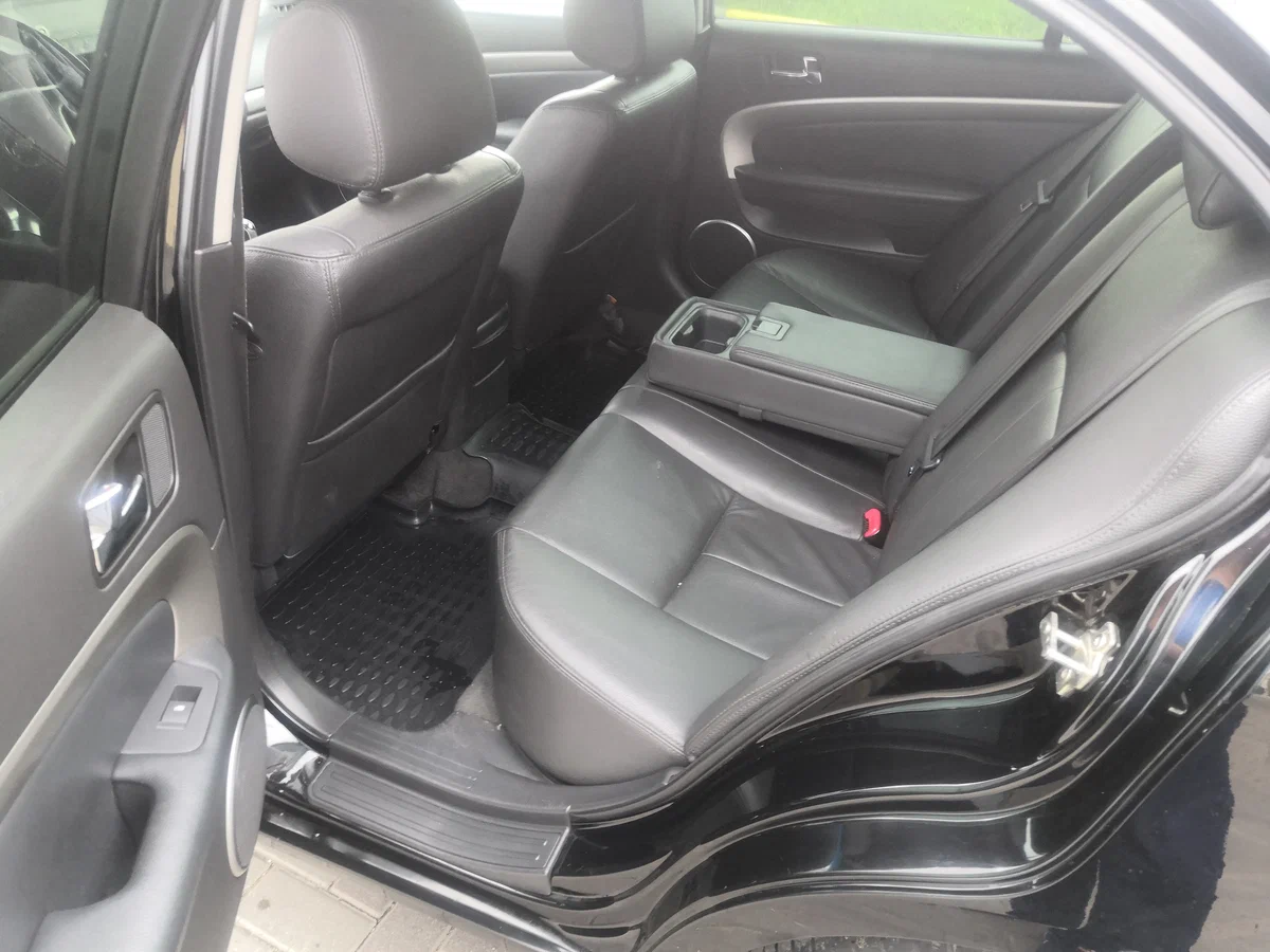 Просторный задний ряд на "Эпике" (фото с авто.ру)