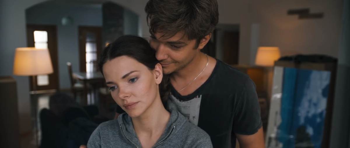 Кадр из кинофильма "С новым годом, мамы!", 2012 г, режиссеры Артем Аксененко, Дмитрий Грачев, Клим Поплавский, сценаристы Тигран Бакумянц, Леонид Марголин, Ольга Антонова, композитор Дарин Сысоев (скриншот)