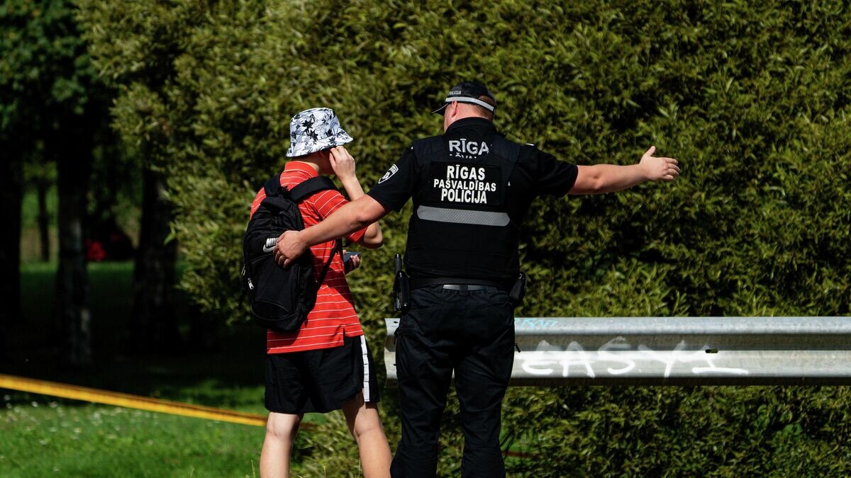    Сотрудник правоохранительных органов у монумента "Освободителям Риги"© РИА Новости / Стрингер