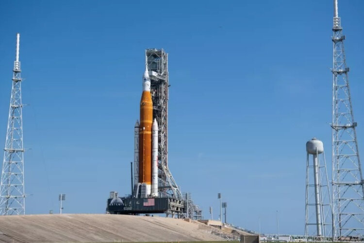    Ракета Space Launch System на стартовой площадке / Источник изображения: Joel Kowsky / NASA