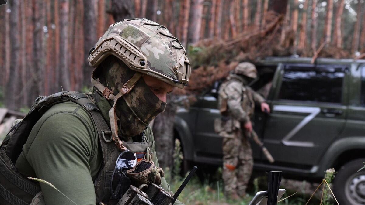    Военнослужащий ВС РФ проводит артиллерийскую разведку противника с помощью коптера рядом с линией боевого соприкосновения в Харьковской области© РИА Новости / Виктор Антонюк