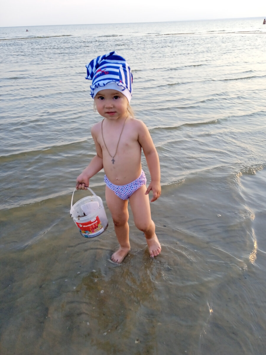 Дарина с послевоенным ведерком в руках)))