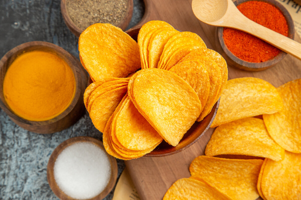 В фабричные чипсы добавляют много соли и усилителей вкуса