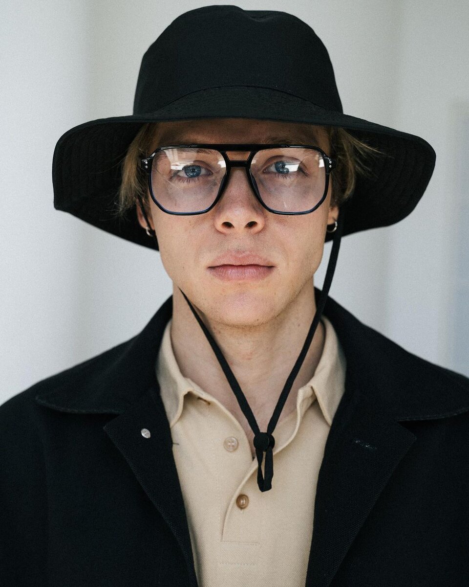 несмотря на то, что на модель падает тень шляпы, а очки отражают блики, свет получается мягким, и на коже не всплывает никаких артефактов | @julia_kais