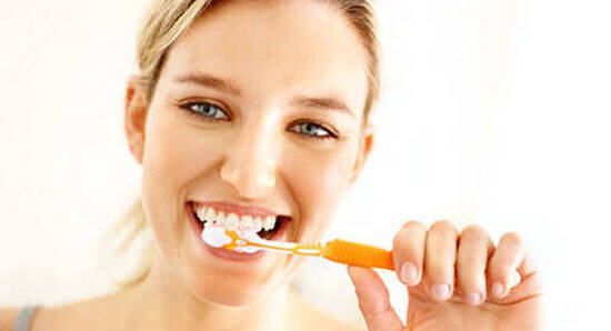 чистить зубы два раза в день необходимо, чтобы защитить свои зубы и полость рта от бактерий. 