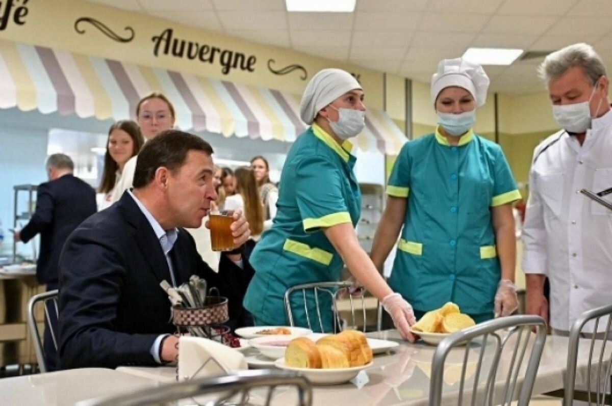    Евгений Куйвашев заехал в школу Екатеринбурга и проверил, как кормят детей