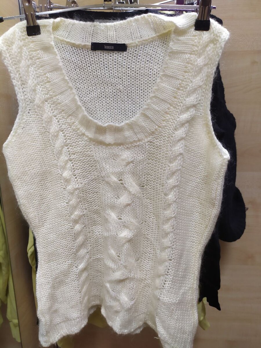 
Компания КOCCA основана в начале 90-х годов как небольшой частный проект, специализирующийся на выпуске джинсовой одежды для женщин.  Франко Миранда, ведущему дизайнеру марки, потребовалось несколько лет, чтобы поднять бренд на одну из ведущих позиций в итальянской модной индустрии. 
Отличительной чертой марки стали несравненные романтические нотки в стиле 60-х годов. Главный акцент сделан на естественную женственность.
В коллекциях КOCCA доминирует свободный крой, лаконичные расцветки и особое настроение лёгкости. Здесь нет места эпатажу, бунту и кричащим принтам - только непосредственность, свобода и романтизм. 