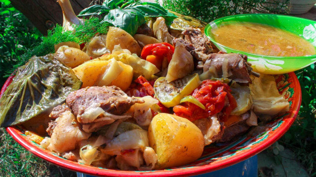 Полезно, вкусно, красочно, нестандартно, интересно. Басма — тушеное мясо с овощами. Готовится, в основном, в казане, накрытым сверху плоским керамическим или металлическим изделием любой формы и под прессом. Очень вкусное и простое узбекское блюдо!