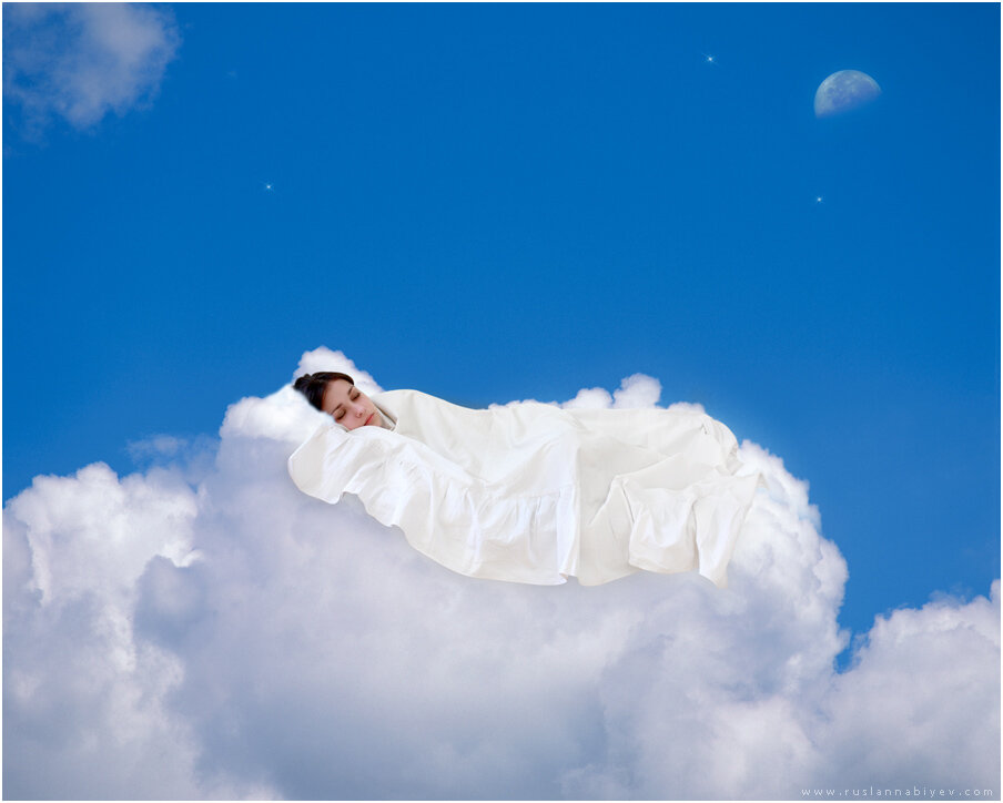 К чему снятся летающие люди. Человек на облаке. Девушка в облаках. Лежит на облаке. Человек лежит на облаке.
