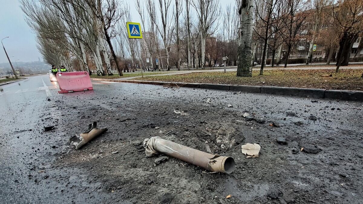    Фрагмент разорвавшегося снаряда после обстрела Донецка со стороны ВСУ© РИА Новости / Сергей Батурин