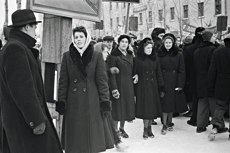 Одежда советского времени. Мода 1950е СССР. Пальто 1950х СССР. Мода СССР 50-Е. СССР 1950-Е.