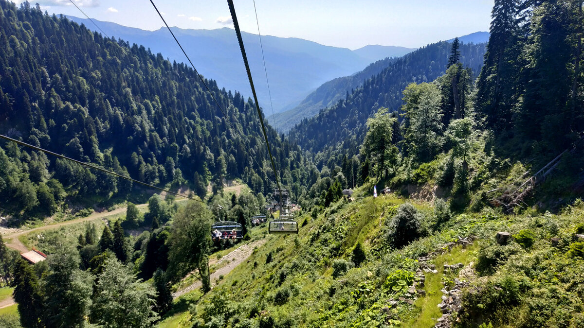 Спуск на канатке в парк водопадов около 20 минут - можно насладится видам окружающих гор.