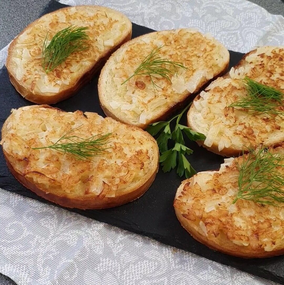 Горячий бутерброд с луком и яйцом. Горячие бутерброды. бутерброды. бутерброды в оригинальной форме. горячий бутерброд.