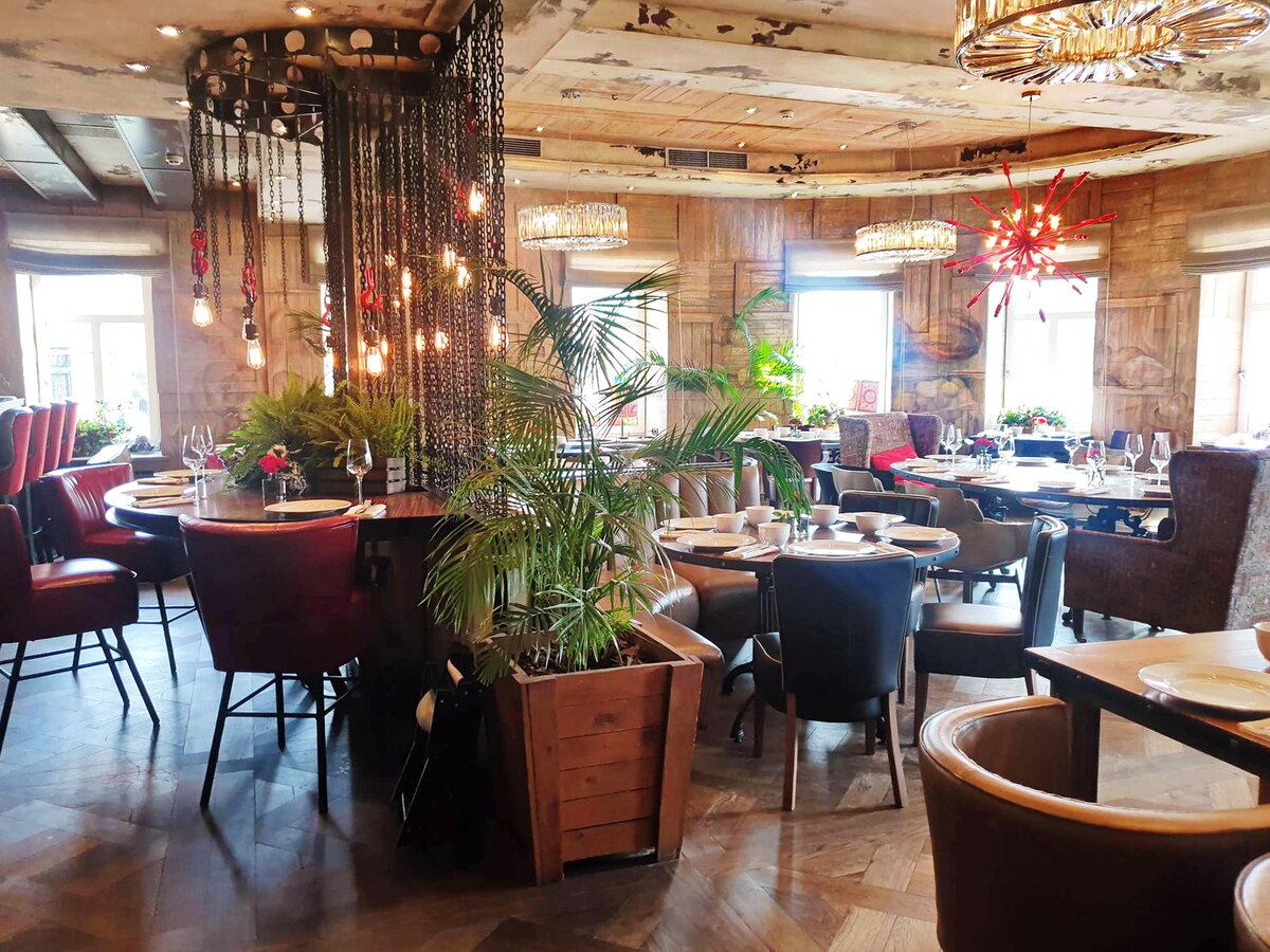 Общий вид зала на втором этаже. Ракурс от входа