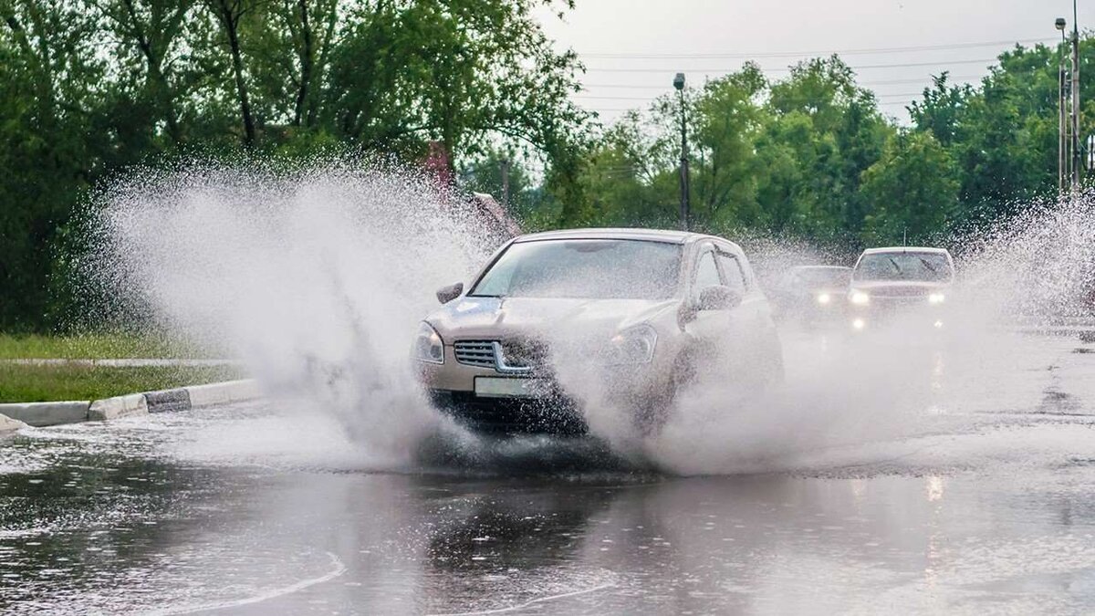 Автомобиль в луже