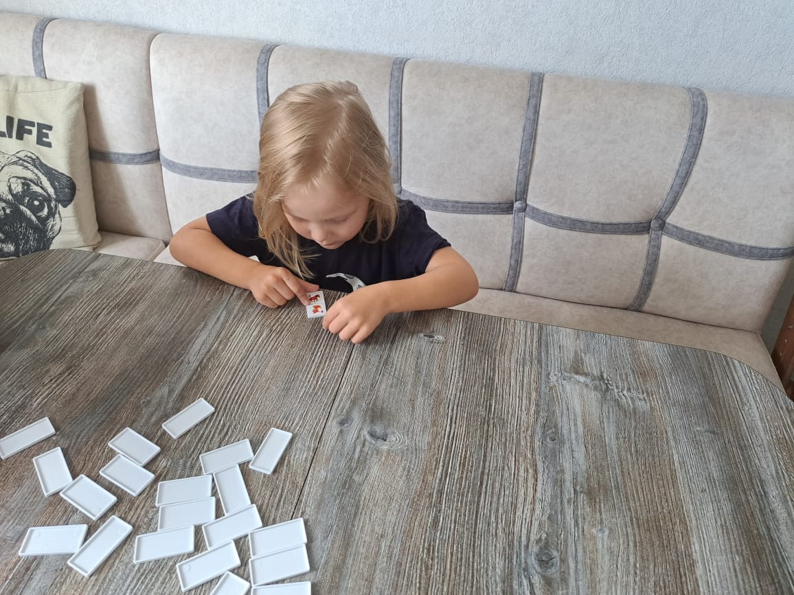 Закрепляем счет - Варя отсчитывает количество фишек для начала игры