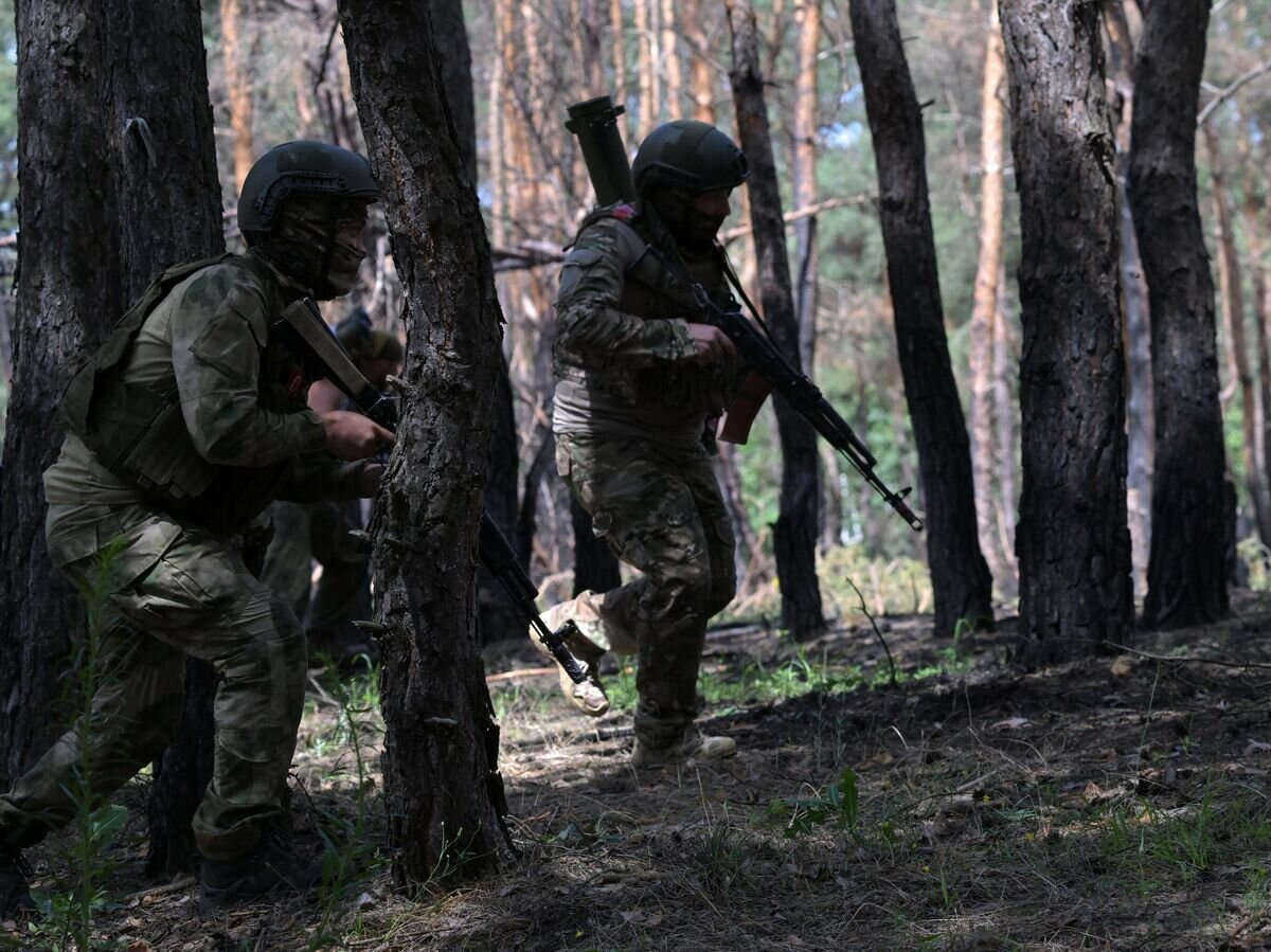    Военнослужащие огнеметного взвода уходят на выполнение боевой задачи в зоне СВО© РИА Новости / Евгений Биятов