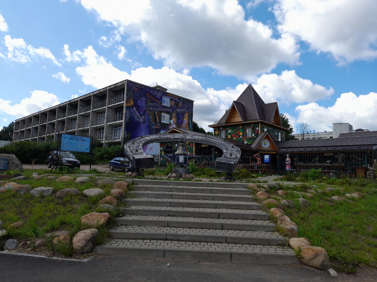 На переднем плане - Памятный знак Кузнецам и колокольным мастерам, слева - Гостиница "Валдай, справа - Информационный центр и лавка сувениров