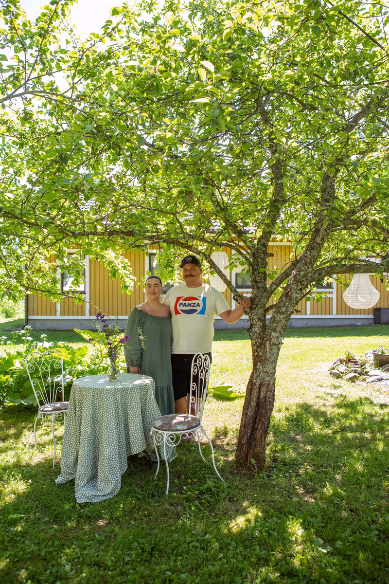 В дом своего детства мужчина переехал вместе со своей женой. Говорит, ей сразу понравилась и идея, и само место — здесь куда лучше, чем в городской квартире