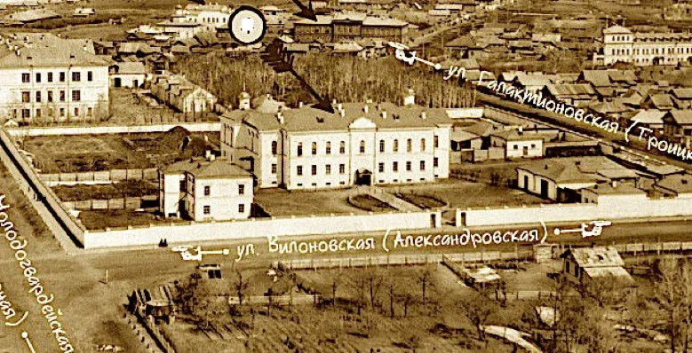 На месте будущего модернового особняка еще стоит ( в правой части фото) певческий дом с флигелями. Раньше комплекс построек архиерейского подворья занимал всю часть квартала на улице Александровской ( Вилоновской)