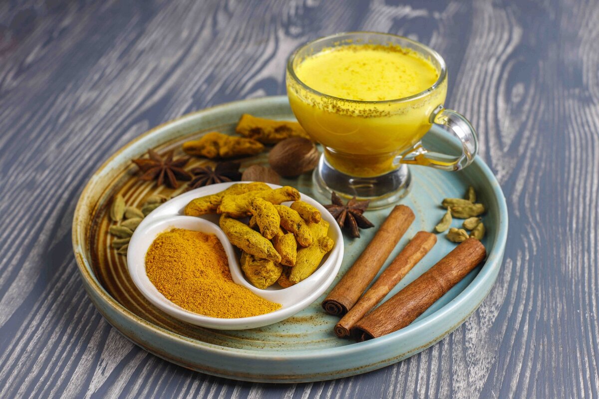 Полезные свойства целебного напитка «золотое молоко» с куркумой раскрыли для себя последователи учения йоги уже давно. 