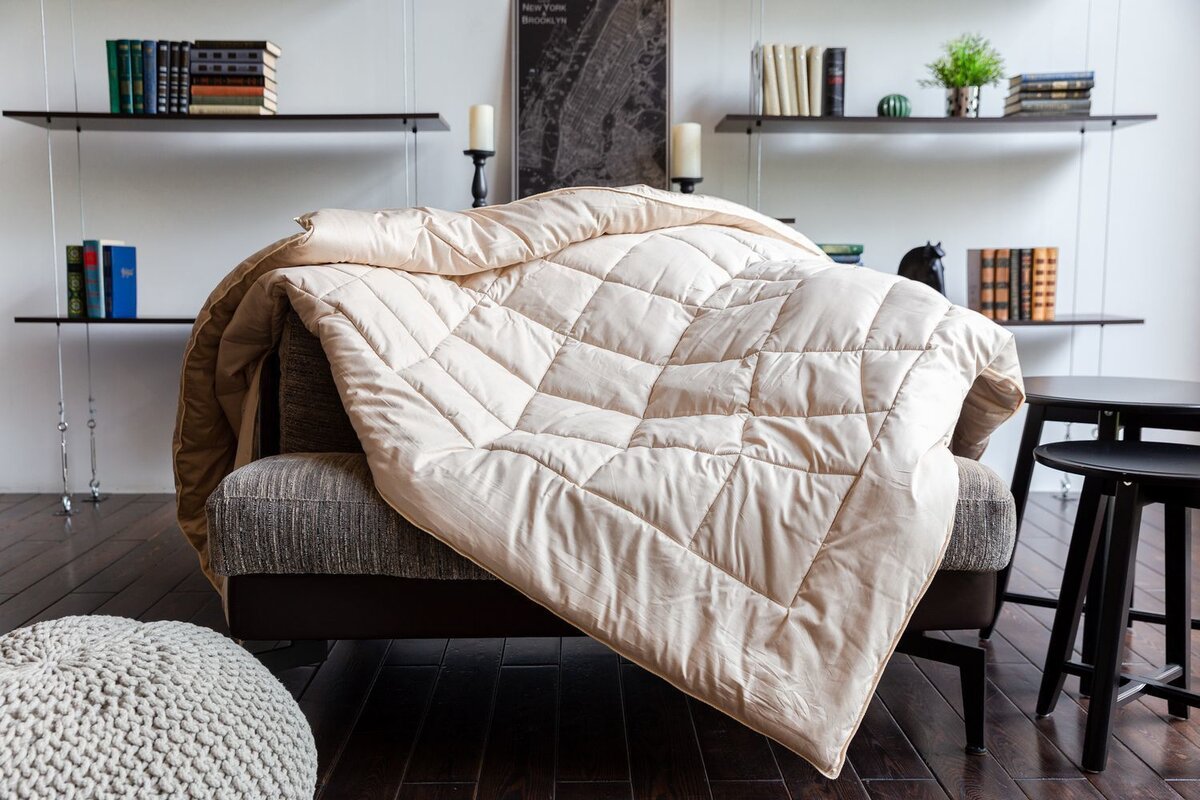 Для производства премиальных одеял используется невесомый и мягкий подшерсток верблюдов, собранный вручную