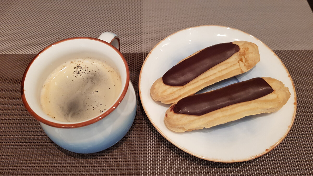 Кофе и эклеры Mirel