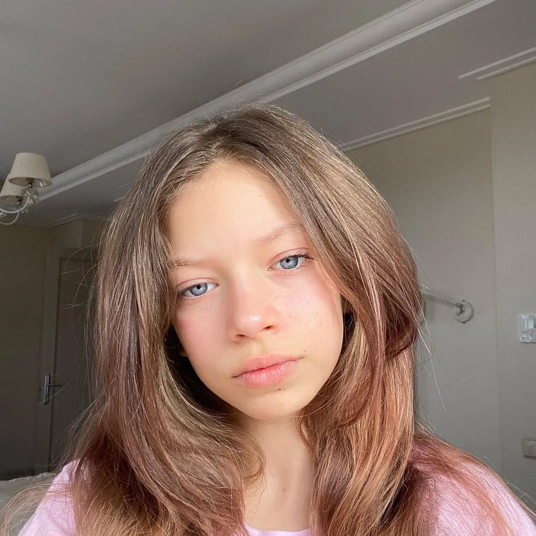 Закономерно ожидать, что красивая женщина произведет на свет идеальных детей. Но природа иногда любит пошутить.-9