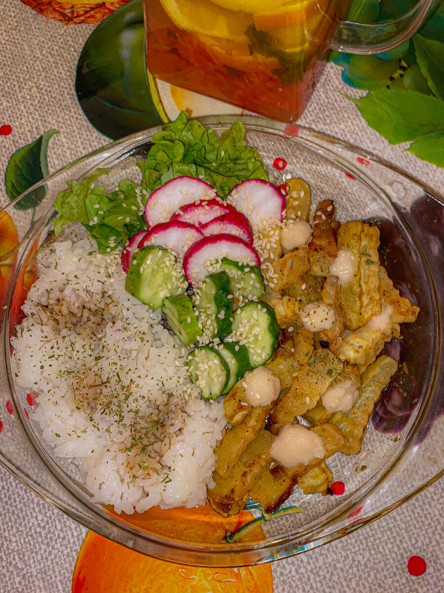 Рис поливаю соевым соусом и приправляю смесью итальянских трав. Фото автора 