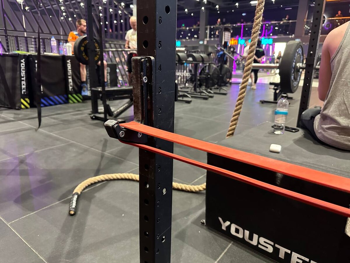 Таким образом закрепляем резиновую ленту на турнике в фитнес-клубе