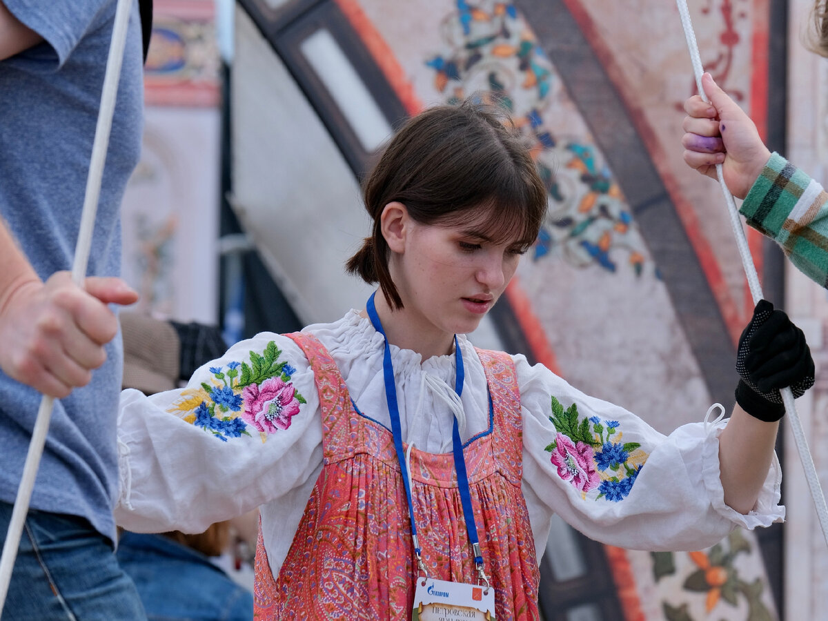 Участница ярмарки в национальном костюме.