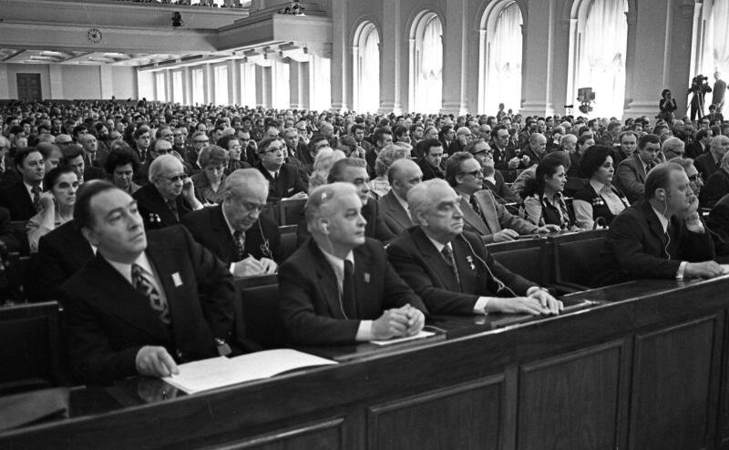 V съезд Союза кинематографистов СССР. На переднем плане - актёр Вячеслав Тихонов (фото из свободного доступа)