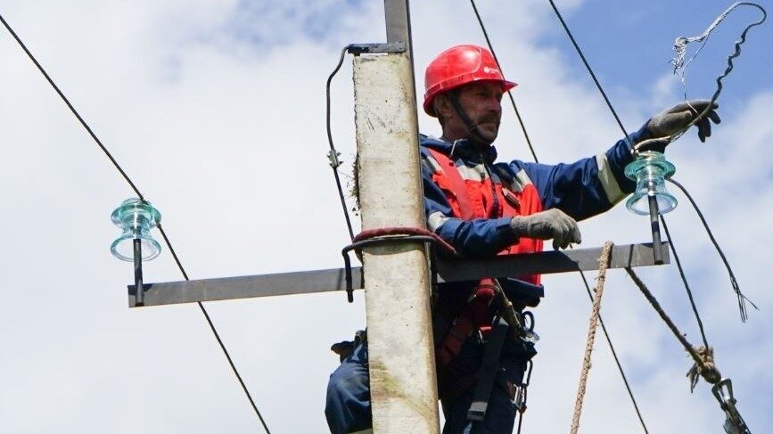     Правительство Хакасии прокомментировало ситуацию с плачевным состоянием электрических сетей в республике. Чиновники считают, что энергетики получают достаточно денег, но не умеют их тратить.