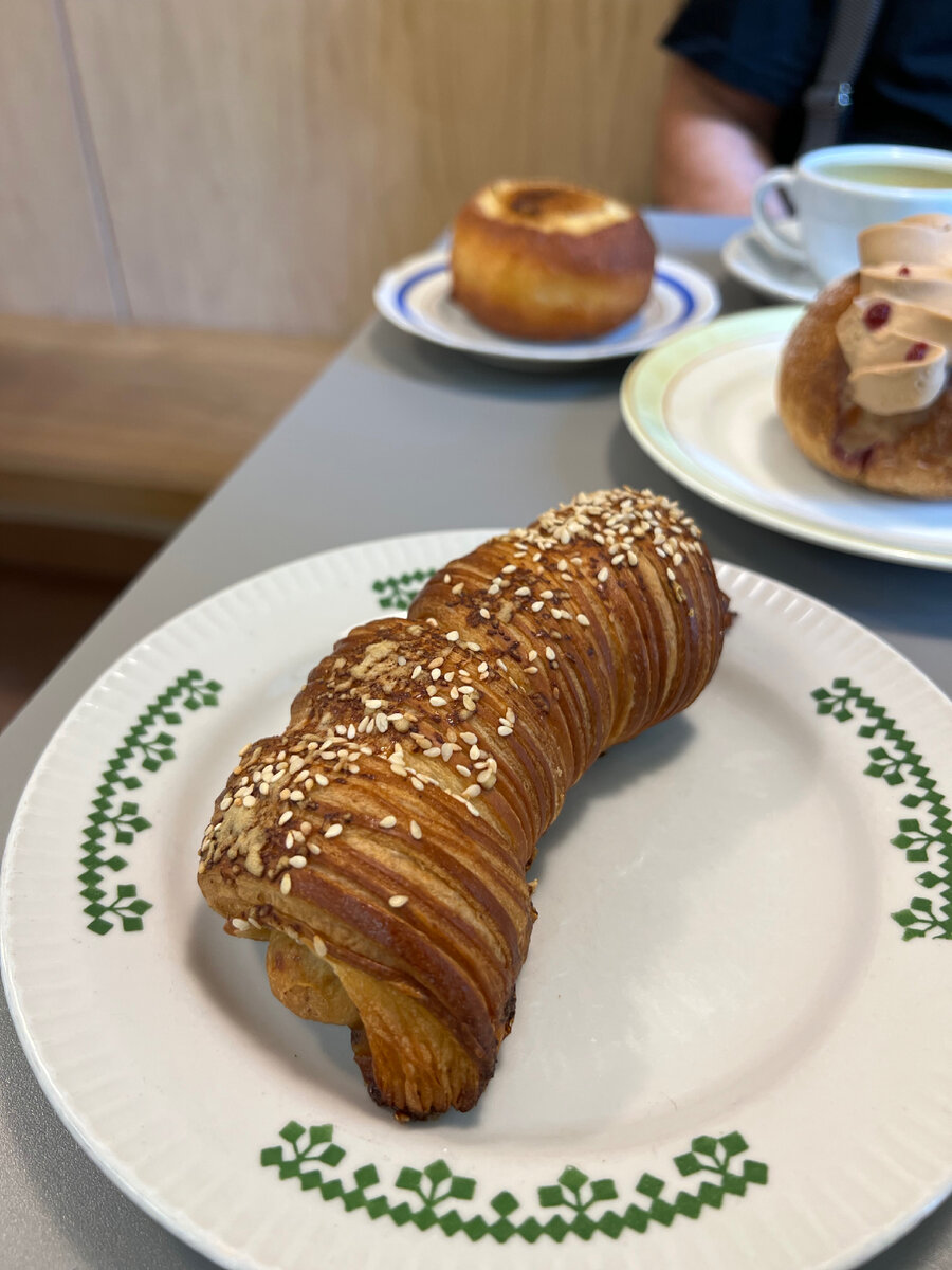 Zoe bakery, обновленная витрина. Купили булок на 1 860 руб. (и пожалели). |  Рыжий сырник в Петербурге | Дзен