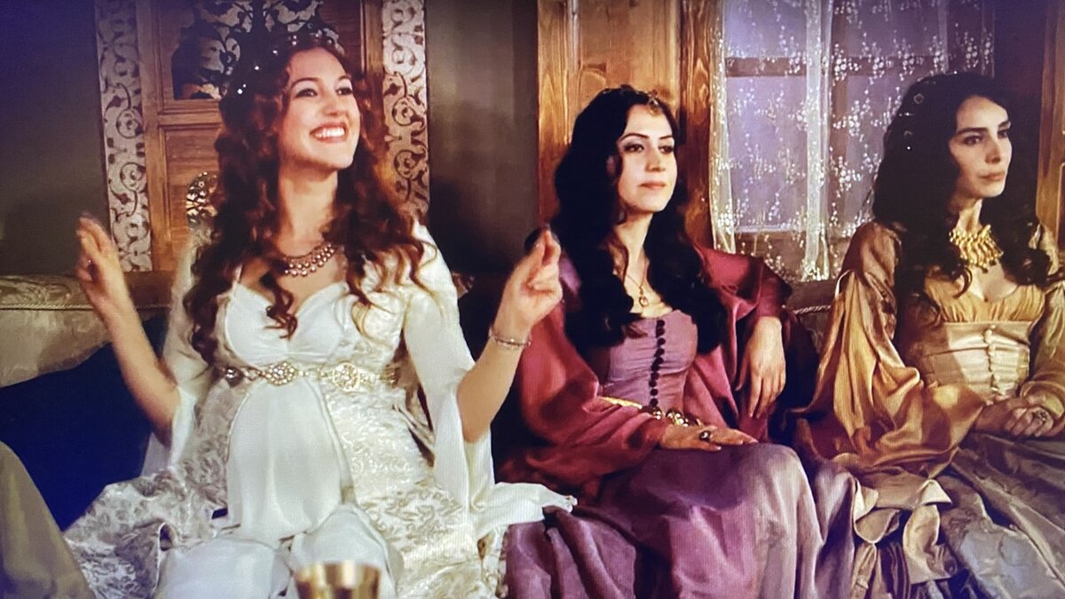 Ай наны-наны, ай наны-наны. Веселей девчат, гони нах тоску, новый шехзада на подходе у меня! Часто беременная, хронически веселая, ваша Хюррем Султан. Скриншот ВВ