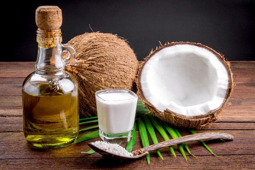 В современном мире кокосовое масло получает все большее распространение. В этом продукте содержатся полезные витамины и микроэлементы, необходимые для организма человека.