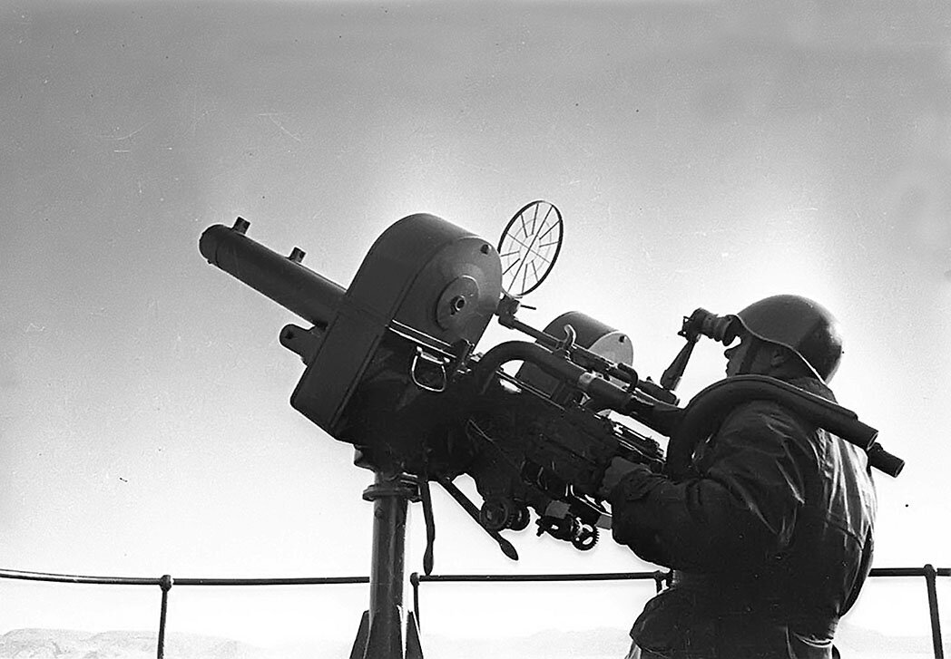 Спаренный 12,7-мм пулемет Кольт-Браунинг M2 на корабле советского флота. Эти пулеметы поставлялись в СССР по ленд-лизу и широко использовались на флоте