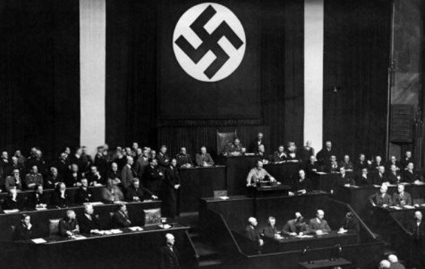 А. Гитлер толкает речь в Рейхстаге, 23.03.1933 года.