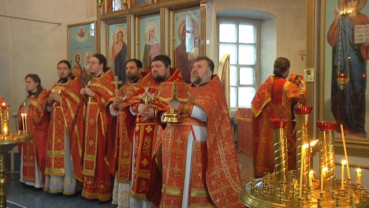 Священник в церкви. Служитель церкви. Священник в храме. Церковный служитель. Православное духовенство.