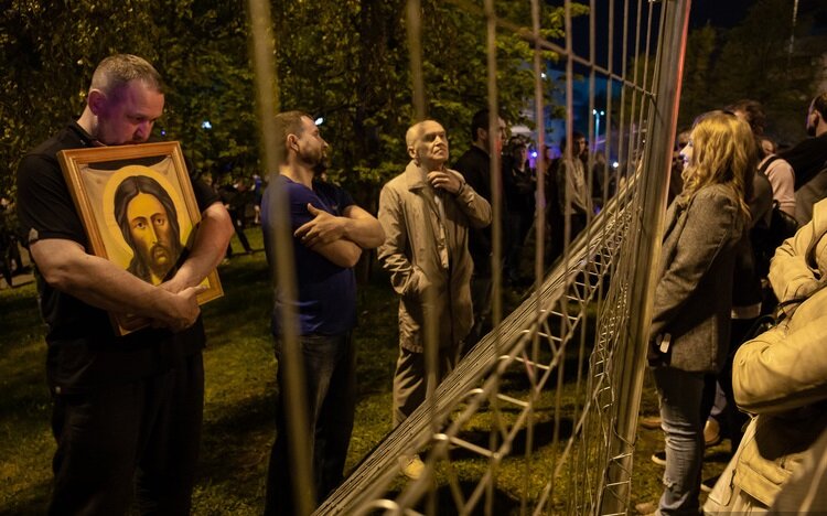 Десятисерийный документальный фильм «Земное и Небесное», повествующий о тысячелетней истории Русской Православной Церкви, заканчивается серией, которая называется «Лето Господне». «Лето Господне благоприятное», это определение из книги Ветхозаветного пророка Исайи. Никита Михалков в этой серии рассказывает зрителю, что эпоха гонений на Церковь со стороны власти заканчивается, начинается благодатный период всяческой поддержки. Кажется, что серий больше не будет. Однако почивать на лаврах Церкви долго не пришлось.
Понятно, что внешний враг живет мечтой о разгроме Православия. Бжезинский говорил, что после разгрома коммунизма «теперь у нас остался один враг — православная церковь».
Но почему внешний враг нашел исполнителей своих замыслов внутри России и не только в среде либералов, но и коммунистов, считающих себя патриотами?
Почему, Церковь накрывает волна храмофобии? Отдельные случаи были и раньше, но сейчас это явление стало приобретать системный характер.
Если протест находит благодатную почву, то стоит задуматься, почему эпоха благоденствия неизменно сменяется эпохой гонений?
Если на Украине власть организовала открытые гонения на Церковь, то в России этот процесс пытаются запустить таким образом, чтобы это было похоже на инициативу снизу.
И тут админ ресурс оказал Церкви медвежью услугу.
«Вот, ты думаешь опереться на Египет, на эту трость надломленную, которая, если кто опрется на неё, войдет тому в руку и проколет её! Таков фараон, царь Египетский, для всех уповающих на него.» Исаия 36:6 – Ис 36:6:
Известно, что в любую благоденствующую структуру неизменно устремляются карьеристы, и Церковь не исключение. Бороться с этим явлением, проводить чистку рядов очень сложно. Поэтому, Бог, зная немочь человеческую, включает механизм очищения через гонения.
Господь, обращаясь к Иоанну Богослову в Откровении говорит: «Ангелу Ефесской церкви напиши: …скоро приду к тебе, и сдвину светильник твой с места его, если не покаешься». (Откр 2.2)
До 1917 года Церковь была государственным институтом, и это сыграло в ее судьбе злую роль. Сейчас Церковь отделена от государства, но здания стоят рядом и пожар, охватив одно здание, неминуемо перебросится на другое.
А поджигатель, призрак майдана, уже бродит по России. Периодически его видят, то в Москве, то в Питере и вот теперь он выбивает искру в Екатеринбурге.
Много писали о том, что Екатеринбург по ряду причин наши заокеанские «партнеры» держат на особом прицеле, не буду повторяться на эту тему.
Мы видим, что протестующие не утруждают себя поиском новых форм протеста, а пользуются наработками киевского майдана и уже подняли флаг уральской республики.
Борьба с майданом в России это отдельная большая тема.
Но если майдан и будет, то, думается, осиновый кол в это явление вобьет Новороссия, с тремя миллионами новых граждан России, которые не понаслышке знают к чему приводит государственный переворот. Эти граждане при необходимости подъедут к месту событий и в доходчивой форме объяснят скакунам, что к Януковичу и его окружению у них тоже было немало вопросов, но украинский майдан для страны сработал, как гильотина против перхоти. Конечно, понятие Новороссия сейчас не в чести у официальной линии, потому что этот меч обоюдоострый против двух болезней русского самосознания не только украинства, но и россиянства. Но когда нечем будет защититься, власть РФ будет вынуждена им воспользоваться.
Поскольку в данном случае Церковь стала камнем преткновения, то меня интересует, как предотвращать подобные случаи в будущем? Ведь, по сути, храмоборцы отрабатывают технологию борьбы с Православием как важнейшим столпом Российской государственности и русской идентичности в целом.
Их кураторы прекрасно знают, что в течении тысячелетия именно Православная Церковь неоднократно спасала от уничтожения русскую государственность.  Но рядовым храмоборцам, закидавшим файерами резиденцию Патриарха Кирилла, об этом кураторы об этом не расскажут.
Что делать? Отступать или разгонять скакунов нагайками?
Когда Христа не приняли в одном из селений, то ученики призывали его свести огонь на жителей Господь ответил: «не знаете, какого вы духа; ибо Сын Человеческий пришел не губить души человеческие, а спасать. И пошли в другое селение». (Лк. 9, 55–56)
Веру не вбить насилием в душу безбожников, считающих, что Церковь — это всего лишь коммерческая структура. И сейчас они повторяют ленинское определение — религия опиум для народа!
Но сами-то они понимают, что жизнь с погоней за ее благами стала наркотиком? Берут от жизни все, повышая дозы. Судорожно цепляются за то, что все равно обречены потерять. Разменивают вечное на временное. Разучились смотреть выше горизонта. Слепые кроты в Дюймовочке говорили: «Посчитаем!» И в своей слепоте они не способны были ничего видеть, кроме осязаемой экономики.
Но Бог может попустить такие обстоятельства, когда не на кого будет возложить надежду кроме Христа, и безбожники сами будут искать дорогу к храму.
Фашисты шли на нашу землю не Христа проповедовать, а, по итогу, русский народ обратили к Богу. Победа в 45-м не случайно совпала с Днем Георгия Победоносца и Пасхальным торжеством.
И все же, как Церкви ответить на вызов? Поделюсь собственным опытом.
В 2014-м нас (участников Русской весны оказавшихся в Москве) попросили помочь защитить место под строительство храма на Торфянке. Прибыв на место, мы увидели толпу храмофобов. Они слушали гуру из партии «Яблоко». Я тоже взял слово, выступил, но никакие слова не действовали, для собравшихся не было ничего важнее выгула собачек. Реакция была бурной, завязалась потасовка, яблочник получил в нос и потом еще долго пытался засудить одного православного активиста.
На Торфянке, произошло казалось невозможное — храмофобам удалось объединить извечных врагов, создать либералокоммунистический альянс и даже издавать общую газету. Причем в газете они писали о том, что в отличии от требоисполнителей, которые столбят очередную точку для сбора денег с населения, они ведут социальную работу, собирают гуманитарную помочь и прочее.
В итоге длительного прямого противостояния площадку под храм пришлось отдать храмофобам.
Я тогда понял, что прямым столкновением ничего не добиться, но как его не допустить?
Когда я участвовать в сборе гуманитарной помощи в Новороссию пришло решение.
Нет смысла людям далеким от Церкви сразу говорить о спасении души о важности Церковных Таинств и прочем. Не все люди живут в духовной очевидности и проповеднику, который говорит только словами, всегда найдут, что ответить. И этот спор длится уже две тысячи лет.
Поэтому важно начинать с социального служения. Я предлагал поставить на Торфянке вагончик для сбора гуманитарки для Новороссии. На районе расклеить объявления и местные жители понесут вещи. Тогда коммунисты не смогут протестовать против этого, так как помощь Новоросии входит и в их обязательную программу. Либералы окажутся в гордом одиночестве, и крыть им будет нечем.
В Церковном предании описан случай из первохристианской эпохи. Один язычник нанял на работу христианина с условием, что он не будет ему ничего говорить о Христе. Работник три года трудился и честно выполнял свои обязанности не за страх, а за совесть и не роптал. Тогда хозяин сказал — я увидел твоего Христа и тоже хочу быть христианином.
Если жители района, где должен быть возведен храм, увидят, что моральные качества батюшки и его прихожан превосходят среднестатистические, то сами сделают вывод — храму быть!
Церковь Христова это не тихая заводь, в которой можно отсидеться.
Бог ученикам не обещал тихой и сытой жизни: «В мире будете иметь скорбь; но мужайтесь: Я победил мир». (Ин 16:33)
Конечно, надо строить храмы, храмов не хватает. Но, похоже, в целом эпоха батюшек — строителей храмов заканчивается, начинается эпоха миссионеров, которые должны выбрать не широкие врата админ ресурса, а узкий, тернистый путь обращения к человеческим душам. Источник - 