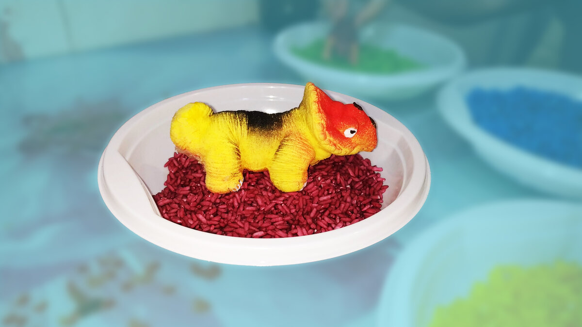 Динозавр в цветном рисе.