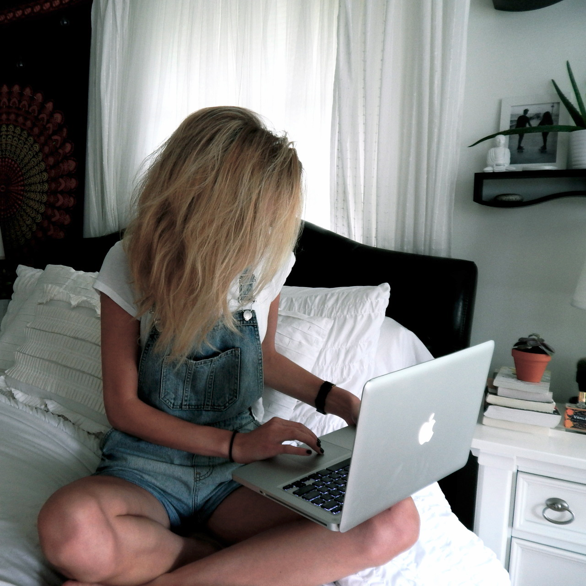 Картинку сидим дома. Блондинка с ноутбуком. Девушка с ноутом. Девушка сидит за компьютером. Красивая девушка с ноутбуком.