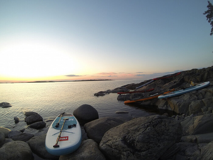 Озеро отличается крутым нравом, на нём часто дуют ветра и встают большие волны, поэтому, планируя поход на SUP по Ладоге, внимательно изучите прогноз погоды.  