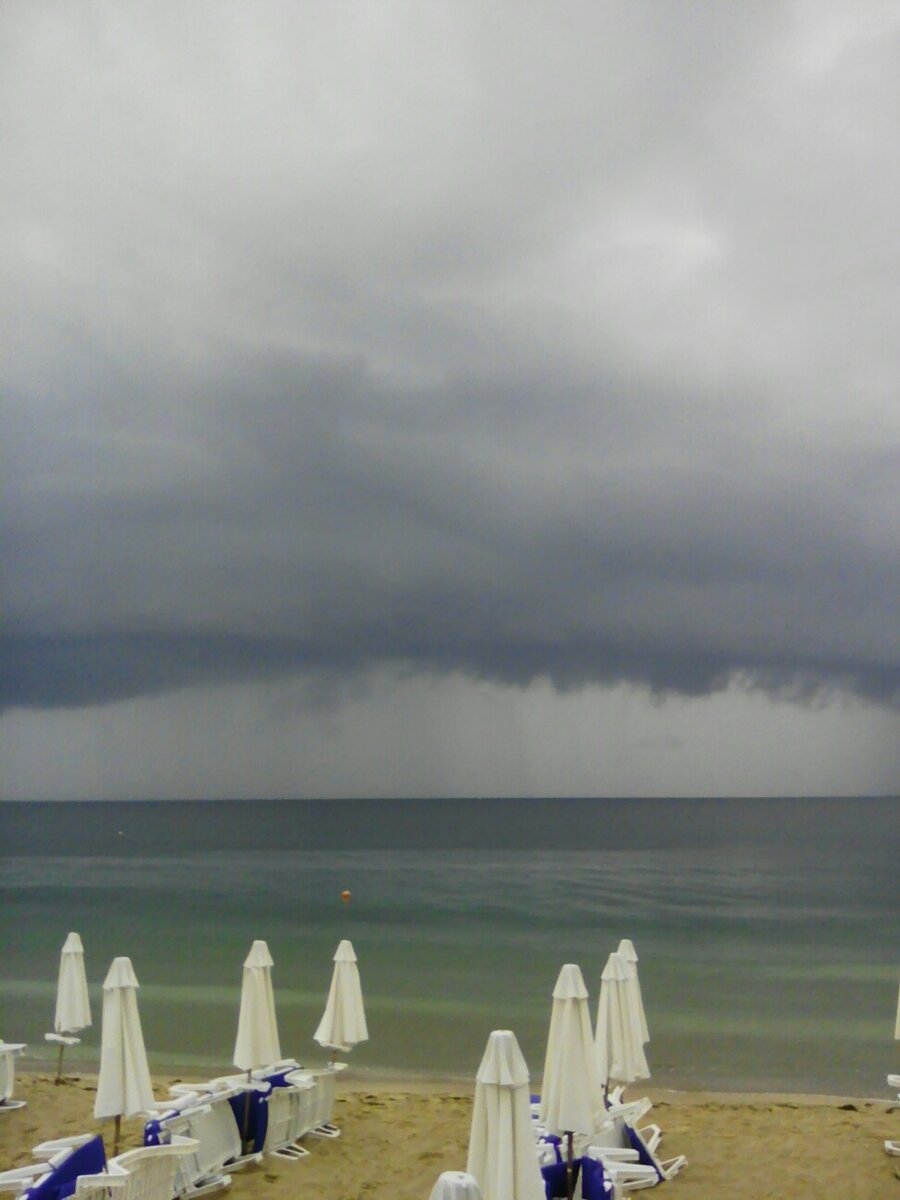 Тучи перед началом смерча. Несебр. Лето 2019.