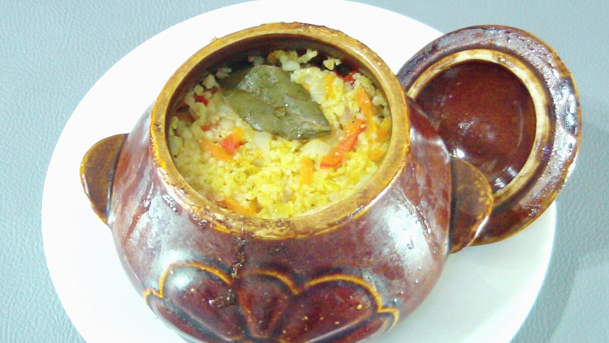 Горшочек с крышкой из теста. Картофель по деревенски в горшочках в духовке. Запеченное в горшочке мясо с картошкой. Уха по царски в горшочке. Борщ в горшочке.