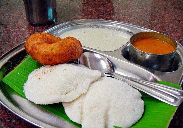 рисовые лепешки идли, карри и кокосовое чатни