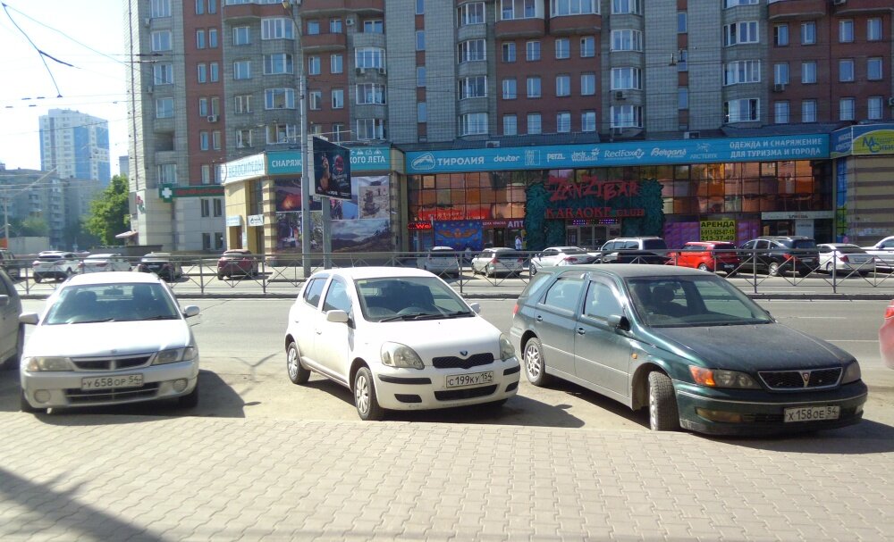 Типичный парковочный карман в Новосибирске. Праворульные японцы