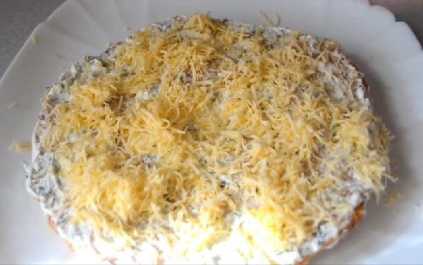 Закусочный торт из кабачков с сыром и грибами