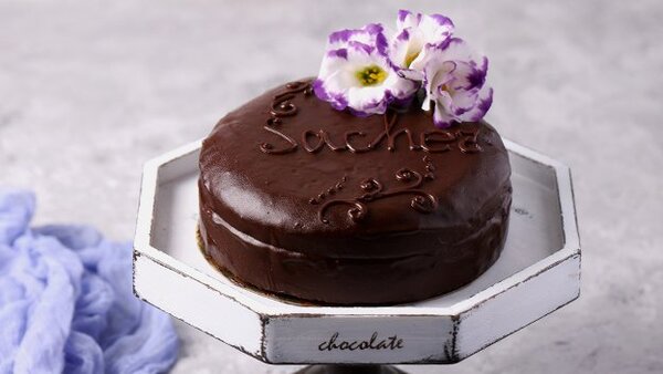 Шоколадный торт «Захер» с абрикосом, покрытый шоколадом