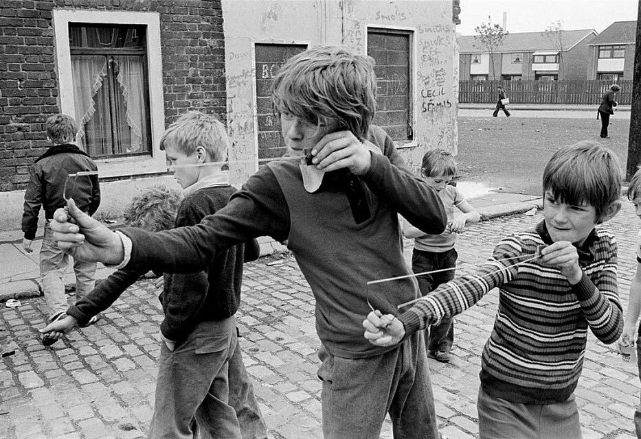 молодые бандиты. хулиган с битой. дворовые хулиганы. группа парней на улице. дворовые бандиты.